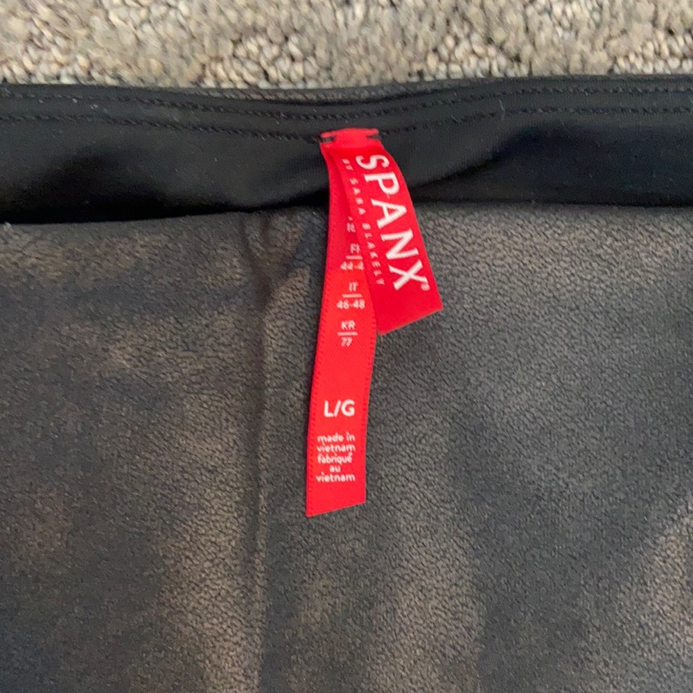Used Spanx Faux Leather Leggings size Large. Gently worn.